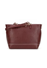 Sac à main en cuir bordeaux avec une finition texturée, doté de quincailleries dorées, d'une bandoulière amovible, et d'une bande d'accent blanche à la base.