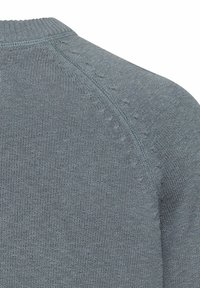 Pull gris tricoté avec un motif texturé sur les épaules, doté d'un col rond et d'une bordure côtelée au niveau du col.