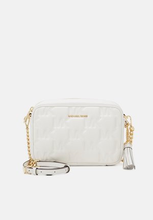 Bolso bandolera de cuero blanco con patrón de logotipos en relieve, herrajes dorados, cadena y correa, y un detalle de flecos. Cierre con cremallera.