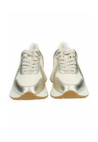 Sneakers bianche con accenti argentati metallici, caratterizzati da una tomaia in pelle liscia, lacci piatti e una suola in gomma testurizzata.