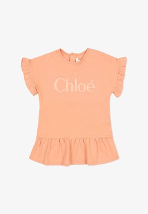 Vestito per bambino color pesca con maniche corte arricciate, orlo arricciato, scollo tondo, chiusura con bottoni sul retro e logo "Chloé" sul davanti.