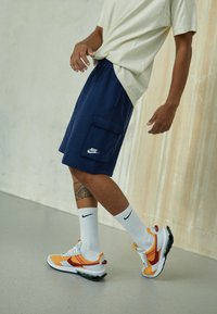 Nike Sportswear CLUB CARGO - Calças de fato de treino - blau