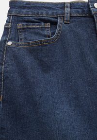 Jean en denim bleu foncé au design classique. Les caractéristiques incluent cinq poches, des coutures visibles en jaune contrastant et une fermeture à bouton supérieur.