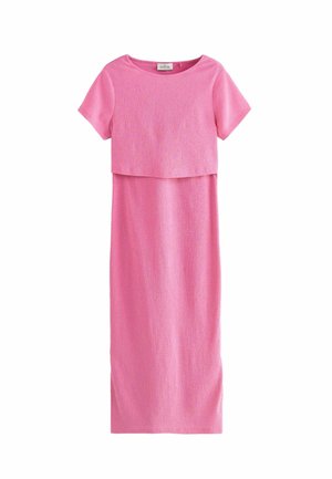 Rosa Kleid aus strukturiertem Stoff, mit kurzen Ärmeln und einem geschichteten Design. Es hat einen runden Halsausschnitt und einen geraden, knöchellangen Schnitt.