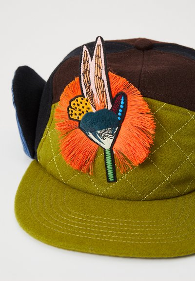 Mütze mit einem grünen Wollkörper, braunem Einsatz und gesticktem Blumenmuster mit orangefarbenen und blauen Akzenten. Weiche Textur mit einem gesteppten Muster.