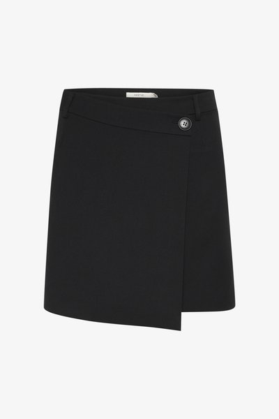 Jupe noire enroulée, réalisée dans un tissu lisse, avec un détail de bouton sur le côté et un ourlet asymétrique pour une apparence structurée.