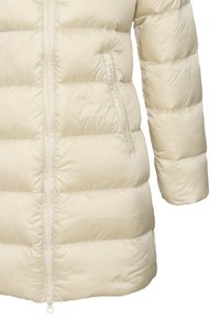Giubbotto imbottito di colore crema chiaro con design trapuntato, dotato di zip frontale e tasca laterale. Texture liscia e lucida.