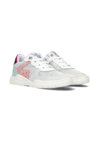 Witte sneakers met mesh- en suedepanelen. Voorzien van pastelroze en blauwe accenten. Rond neus, vetersluiting en een gevoerde zool.