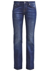 Jeans de mezclilla azul oscuro con corte recto, cinco bolsillos y costuras en contraste. Presenta un cierre de botón y cremallera. Textura suave.