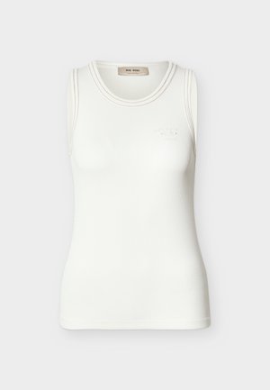 Bílý žebrovaný tílko bez rukávů s kulatým výstřihem a jemným logem "Mos Mosh" na hrudi.