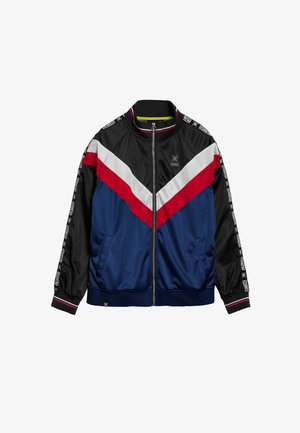 Trainingsjack met een ritssluiting, zwarte, marineblauwe, rode en witte panelen, geribbelde kraag en kenmerkende logo-accenten op de mouwen.