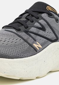 New Balance FRESH FOAM X MORE V4 - Tekaški copati za cesto - black