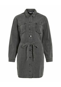 Siva traper haljina sa dugim rukavima, dva džepa na grudima, dugmad na prednjem dijelu i pojas za vezivanje. Ima klasični ovratnik i ležeran kroj.