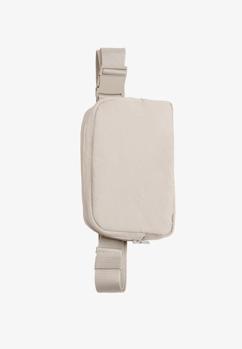 Borsa a tracolla in tessuto beige con forma rettangolare, texture imbottita, chiusura con zip e tracolla regolabile per una vestibilità sicura.