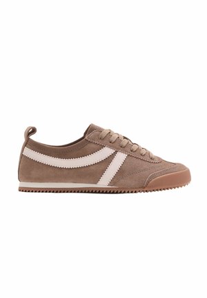 Brauner Veloursleder-Sneaker mit beigen Zickzackstreifen, Schnürdesign und strukturierter Gummisohle vor weißem Hintergrund.