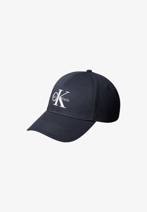 Czarna czapka baseballowa z zakrzywionym daszkiem, z białym haftowanym logo "cK" i "Calvin Klein" na przednim panelu.