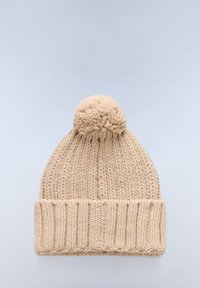 Gorro de punto beige con un puño acanalado texturizado y un pom-pom esponjoso en la parte superior. Material suave, diseño ligeramente elástico.