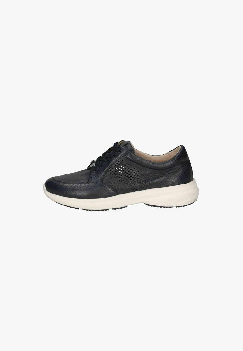 Sneaker en cuir marine avec un design perforé, un col rembourré et une semelle en caoutchouc blanc. Présente des lacets et une surface texturée sur les côtés.