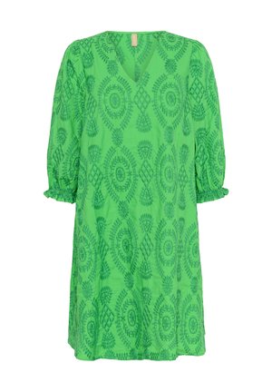 Vestido verde con escote en V y mangas tres cuartos, que presenta intrincados patrones bordados en un tono verde más oscuro.