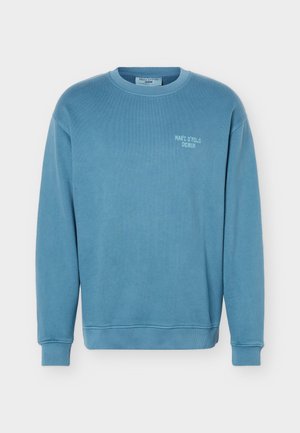 Felpa celeste con scollo rotondo, maniche lunghe e piccolo logo "Marc O'Polo Denim" sul petto a sinistra.