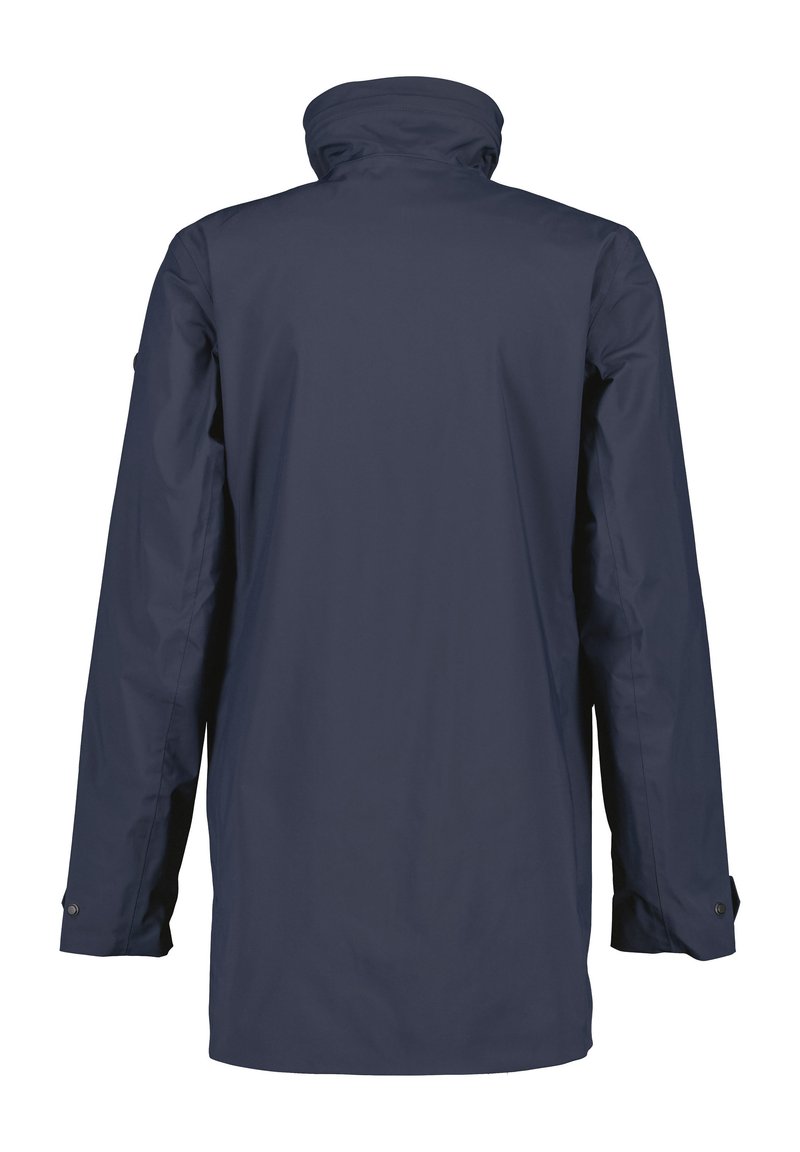 Marineblaue wasserdichte Jacke mit hohem Kragen, langen Ärmeln und geknöpften Bündchen. Glatte Textur und minimalistisches Design, keine sichtbare Markenkennzeichnung.