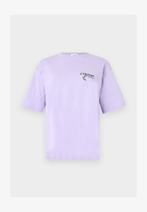 Λιλά κοντομάνικο μπλουζάκι με το κείμενο «L'Orange délicieux» και ένα μικρό γραφικό με λουλούδι και φύλλο στο αριστερό στήθος.