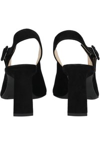 Scarpe col tacco alto in suede nero con tacco largo e cinturino alla caviglia dotato di una fibbia rotonda. Texture liscia e design a punta chiusa.
