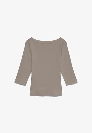 Taupe langarmlig T-shirt met boothals en licht getailleerde pasvorm, plat gelegd op een witte achtergrond.