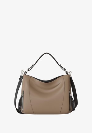 Hobo-Bag aus weichem taupefarbenem Leder mit gebogenem Design, ausgestattet mit einem schwarzen Tragegurt, seitlichen Reißverschlüssen und schwarzen Quastenakzenten. Angenehm glatte Oberfläche.