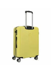 Valigia rigida gialla con esterno testurizzato, accenti neri, maniglia retrattile, maniglia laterale e quattro ruote girevoli.