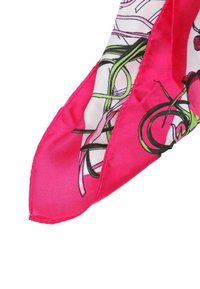 Foulard di seta con un bordo rosa brillante e un motivo grafico in linee verdi e nere, con una texture liscia e lucida.