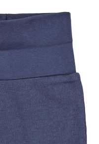 Marineblaue gerippte Leggings mit elastischem Bund. Der Stoff hat eine weiche Textur mit subtilen vertikalen Linien.