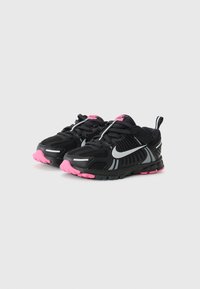 Scarpe sportive nere con tomaia in rete e accenti rosa, suola ammortizzata e dettagli riflettenti in argento per visibilità e supporto.