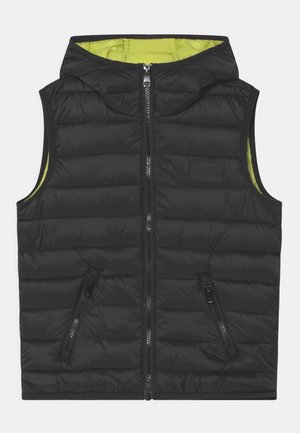 Chaleco puffer negro con capucha y cierre frontal, con un forro en amarillo neón, dos bolsillos laterales con cremallera y un diseño de acolchado texturizado.