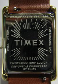 Montre en acier inoxydable argenté au dos gravé avec "TIMEX," le numéro de modèle et des détails de conception ; équipée d'un bracelet en cuir marron.