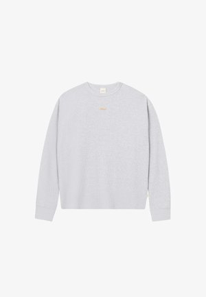 Világosszürke, hosszú ujjú, waffle-kötésű, kerek nyakú pulóver, középen kis narancssárga logó szöveggel a mellkasán.