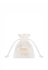 Bolsa de cordón hecha de tela blanca con un logotipo dorado "CHIC BY LIRETTE" y un diseño de líneas radiales. Textura suave, forma compacta.