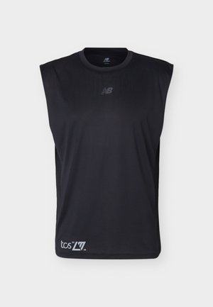 Camiseta atlética negra sin mangas con cuello redondo, logotipo de New Balance en el centro del pecho y logotipo blanco "tcs 2026" cerca del dobladillo.