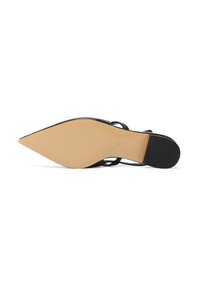 Scarpa nera con tacco alto, punta appuntita, design a fascia aperta e materiale nero testurizzato. La suola è beige con un motivo a righe.
