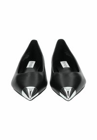 Ballerines noires en cuir avec un bout pointu et des accents métalliques argentés. Texture lisse, design minimaliste avec une silhouette épurée.