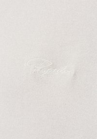 Lichtgrijze gebreide trui met een subtiel reliëflogo. De textuur is soepel met een getailleerde vorm en zonder zichtbare patronen of accenten.