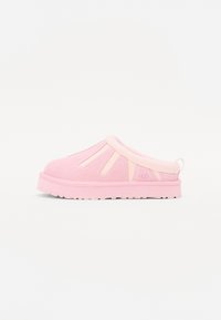 Rosa slip-on träskor i mjukt mocka med utskärningar, en vadderad krage och en texturerad sula för bra grepp. Har UGG-logotypen på sidan.