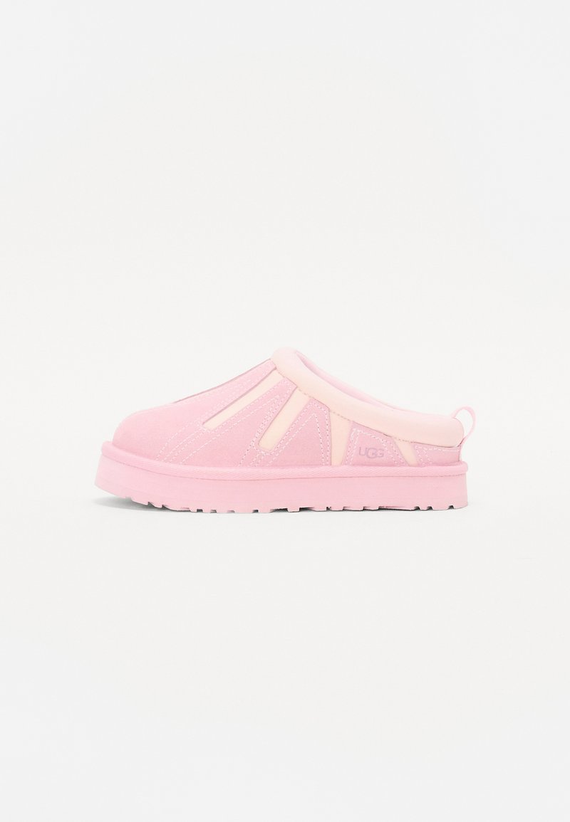 Rosa slip-on träskor i mjukt mocka med utskärningar, en vadderad krage och en texturerad sula för bra grepp. Har UGG-logotypen på sidan.