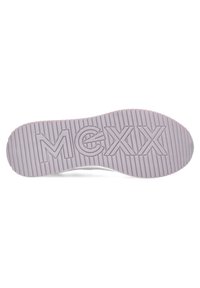 Suola della scarpa in gomma di un delicato colore viola, con scanalature verticali e il logo "MCXX" in rilievo al centro, che offre aderenza.