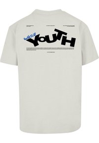 Šviesiai pilkas medvilninis marškinėlis su dideliais juodais ir mėlynais užrašais "Prarasta jaunystė" nugaros pusėje, su papildomomis spausdintomis detalėmis apačioje.