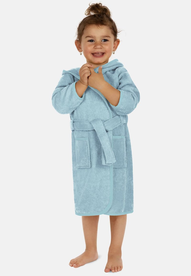 Helles blauer Frottee-Bademantel mit Kapuze, ausgestattet mit einem Bindegürtel und zwei Fronttaschen. Glatte Textur und kontrastierende hellblaue Akzente.
