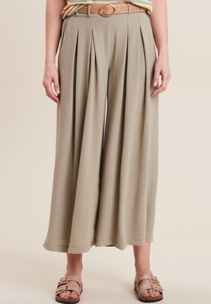 Losse, geplooide khaki wijde broek van zacht materiaal, met een hoge taille en een geweven riem met een ronde gesp.