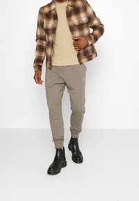 AllSaints Lehká bunda - brown