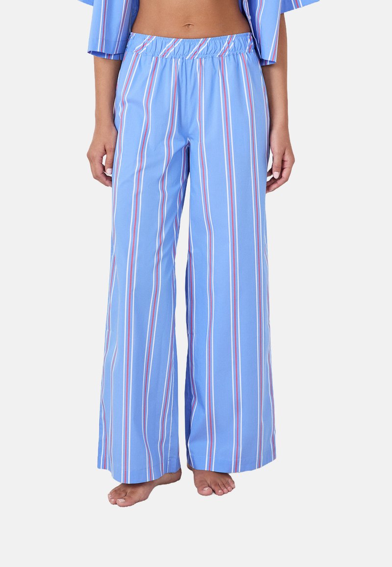 Jasnoniebieskie spodnie o szerokich nogawkach z pionowymi czerwonymi i białymi paskami, z elastycznym pasem i gładką teksturą tkaniny.
