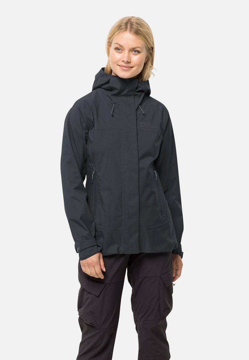 Schwarze wasserdichte Jacke mit Kapuze, Frontreißverschluss, Seitentaschen und verstellbaren Manschetten. Glatte Textur und minimalistisches Design.